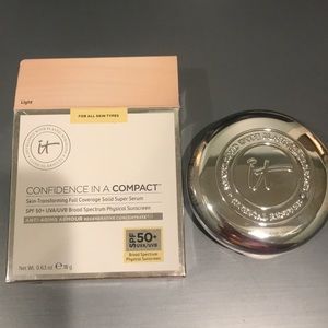 It Cosmetics Confidence in a Compact Light
